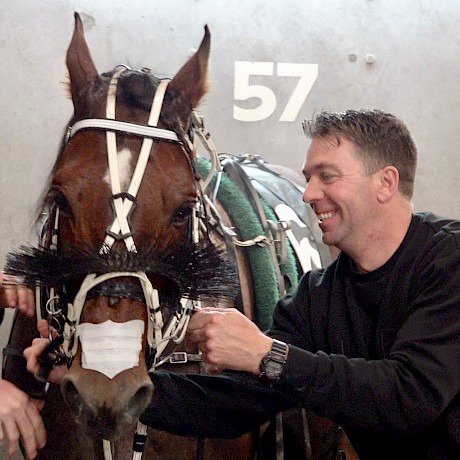 Andy Sharpe gets stable runner Commander Lincoln in the first heat of the NZ Amateur Drivers’ Championship.