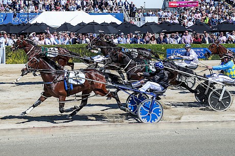 The one that got away … Copy That flies home wide out but is pipped by One Change in the 2019 Sires’ Stakes Final at Addington. PHOTO: Ajay Berry/Race Images.