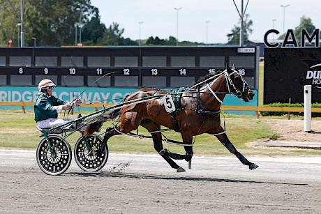 Debbie Lincoln sprints clear to land a big plunge at Cambridge. PHOTO: Ange Bridson/Race Images.