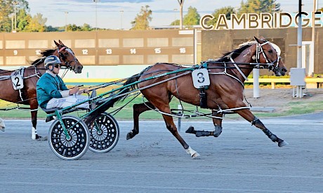 Lincoln La Moose sprints past Katies Princess fresh-up at Cambridge. PHOTO: Ange Bridson/Race Images.