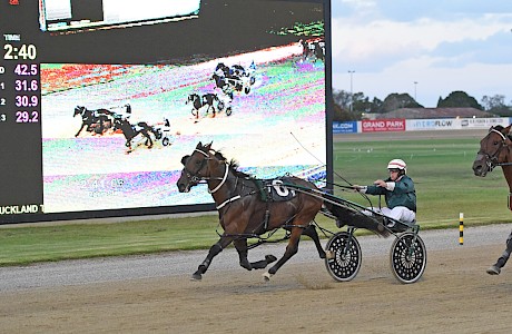 Colonel Lincoln staves off a big late burst from Roy Kent. PHOTO: Megan Liefting/Race Images.