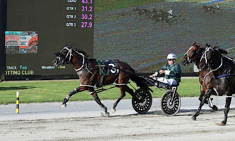 Johnny Lincoln dashes up the lane and holds out the late-closing favourite Allamericanplayer. PHOTO: Megan Liefting/Race Images.