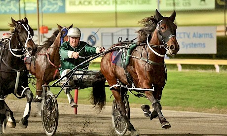 Fergie looks across at the looming favourite Twist And Tango but Lincoln Linda keeps finding. PHOTO: Kenton Wright/Race Images.