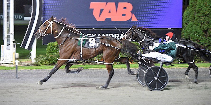 Sammy Lincoln beats Sriracha at Auckland in May. PHOTO: Megan Liefting/Race Images.