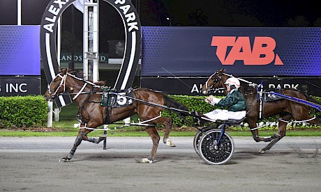 Omaha Lincoln (Maurice McKendry) is going strongly at the finish to beat Cyclone Miki. PHOTO: Megan Liefting/Race Images.