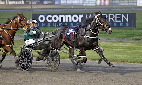 Rivergirl Bella (Tony Cameron) staves off Reet Petite, inner, and The Miki Taker. PHOTO: Ange Bridson/Race Images.