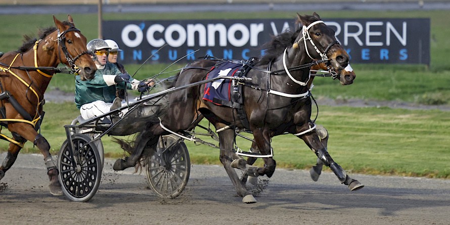 Rivergirl Bella (Tony Cameron) staves off Reet Petite, inner, and The Miki Taker. PHOTO: Ange Bridson/Race Images.